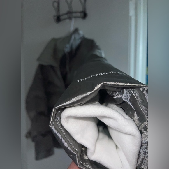 -BRAND NEW WITH TAGS- NIKE Woman’s XL Silver Metallic Puffer Jacket - Picture 13 of 15